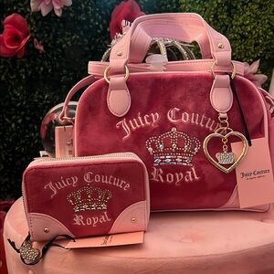 🩷🍒Juicy Couture Royal couture bowler bag Color